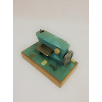 Vintage speelgoed naaimachine